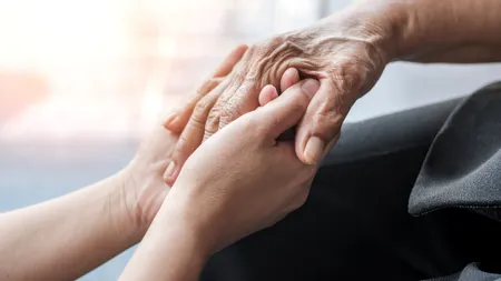 O badantă din Italia a fost ACUZATĂ de familia bătrânei pe care o îngrijea că i-a furat banii. Cum s-a încheiat totul