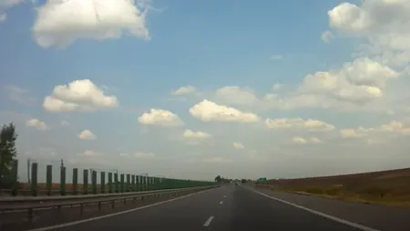 O mașină a luat foc pe Autostrada Soarelui. Circulația este blocată