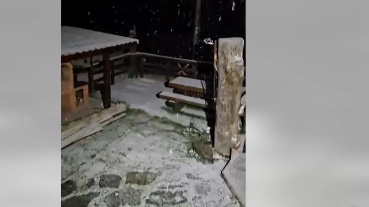 VIDEO. A venit iarna la munte. În stațiunea Rânca s-a depus deja primul strat de zăpadă