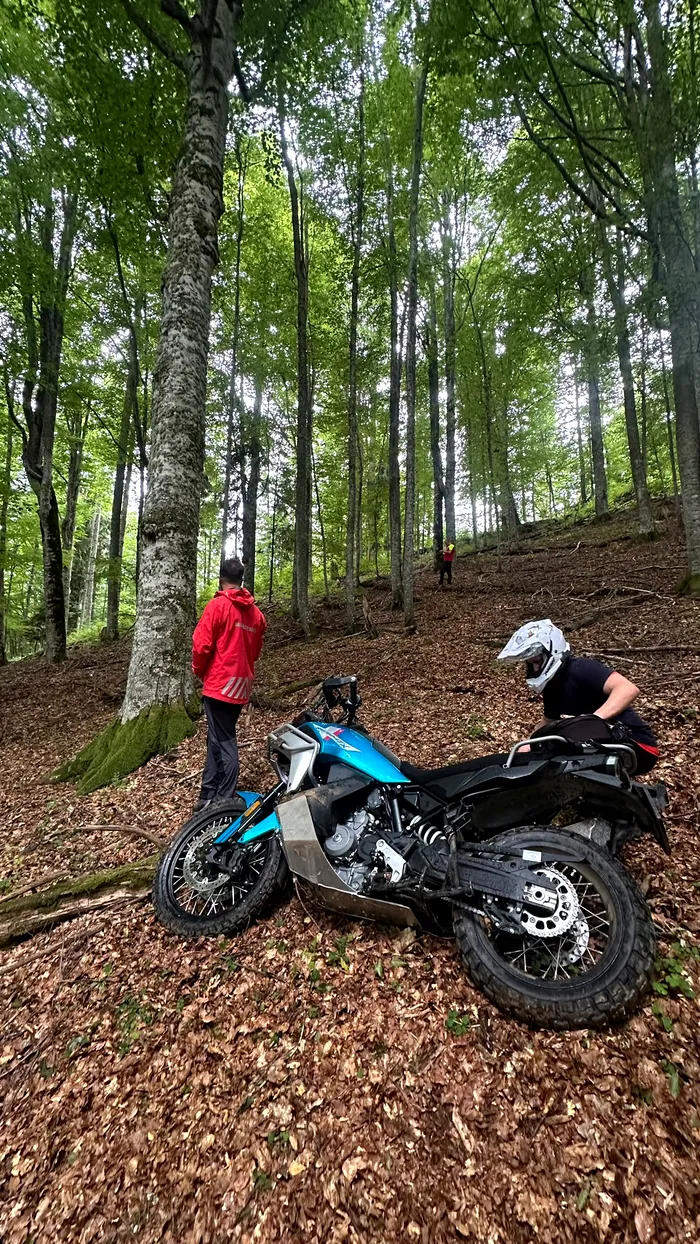 Un motociclist a căzut într-o râpă în masivul Iezer-Păpușa. Salvamontiștii au intervenit de urgență
