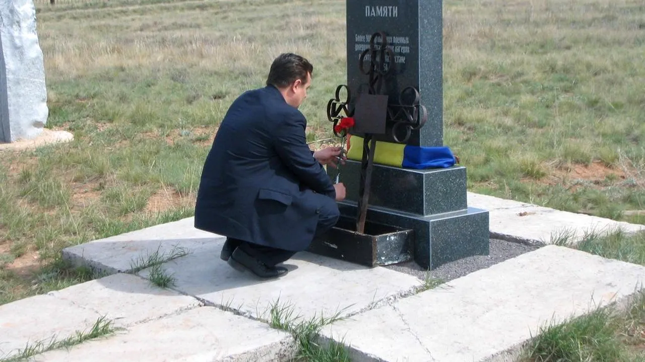 ZIUA EROILOR. Prizonieri români într-un lagăr NKVD din Kazahstan, postate de Ziua Eroilor de ambasadorul României la Moscova