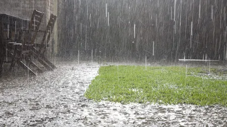 Încă un județ sub avertizare cod roșu de grindină vânt puternic și ploi torențiale
