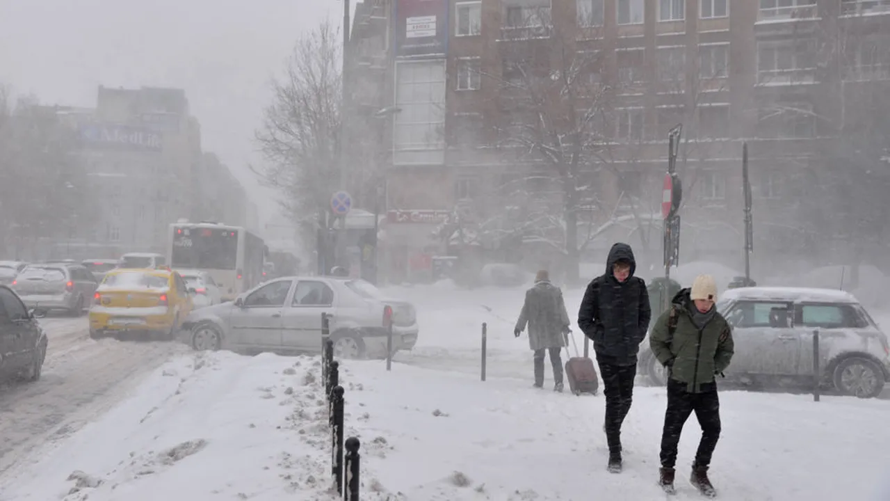 ALERTĂ METEO. Cod galben de vânt puternic și ninsori viscolite în weekend, la munte. 16 județe vizate de avertizare