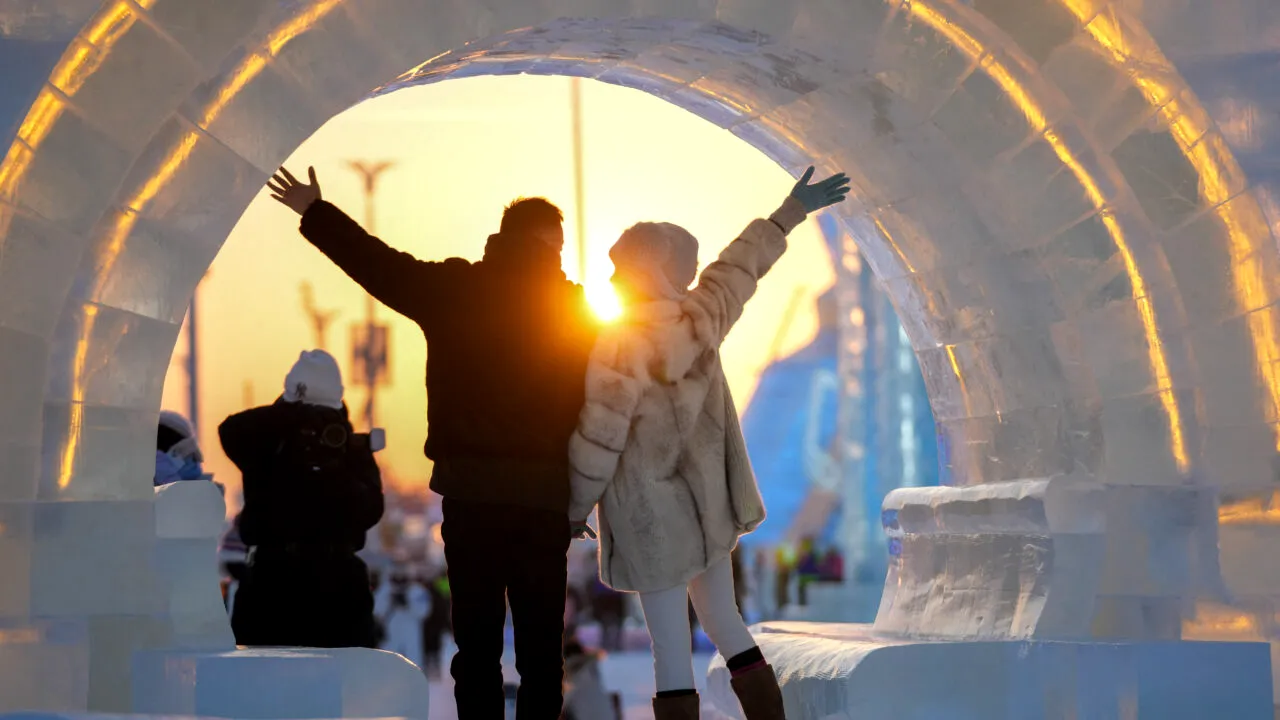 China celebrează un „boom” al căsătoriilor. Beijingul permite nunțile în cluburile de noapte, în timp ce se luptă cu declinul demografic