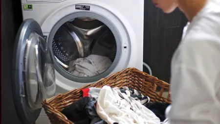 Trucul perfect pentru ca rufele proaspăt spălate să se usuce mai repede. Ai nevoie doar de un prosop