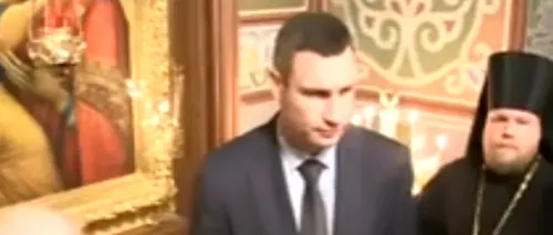 Imaginile care i-au amuzat pe ucraineni: primarul Kievului, fostul luptător Vitali Klitschko, încearcă să pupe o icoană. Ce l-a „reținut