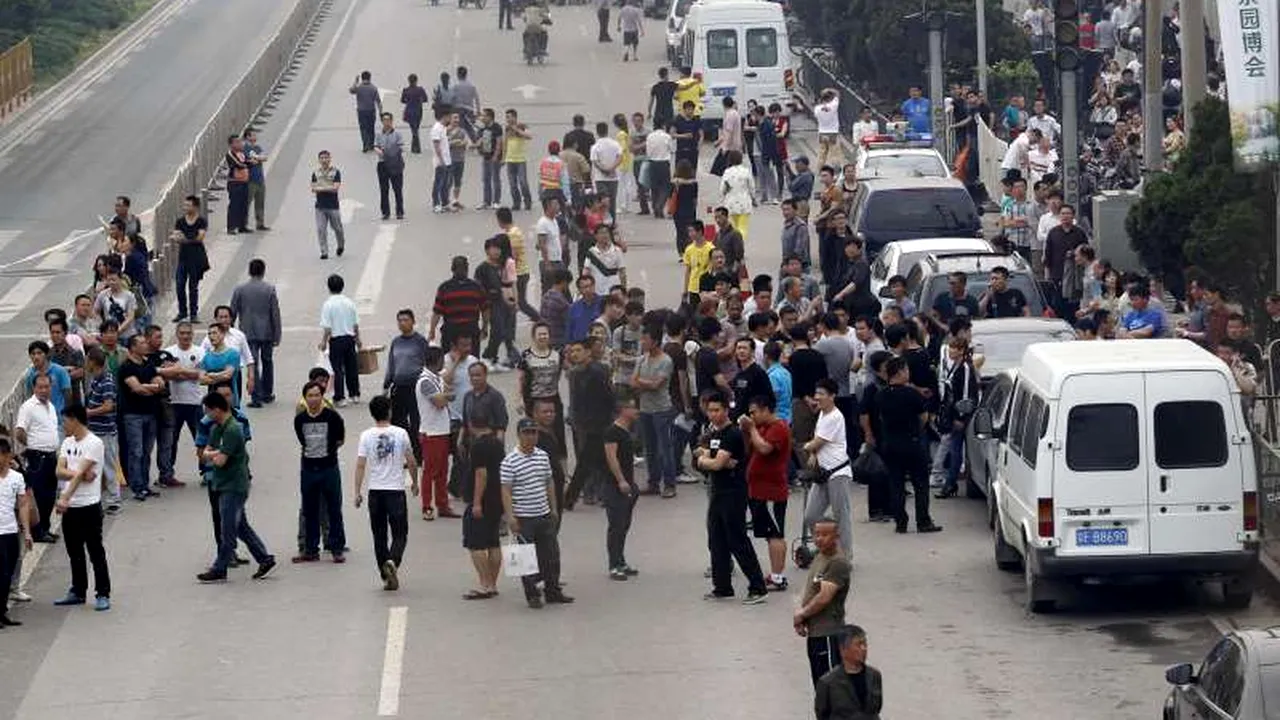 Proprietarul american al unei uzine este ținut ostatic de șase zile în China, de angajații săi. Solicitarea neobișnuită pentru eliberarea lui