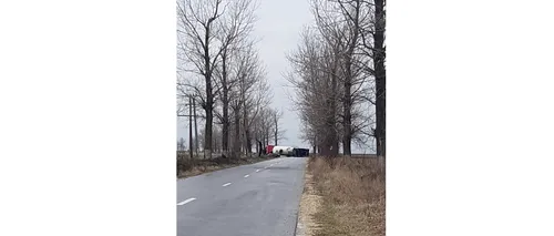 FOTO - VIDEO | La un pas de explozie. O cisternă încărcată cu 12 de tone de GPL, răsturnată pe o șosea din Teleorman. Zona a fost izolată