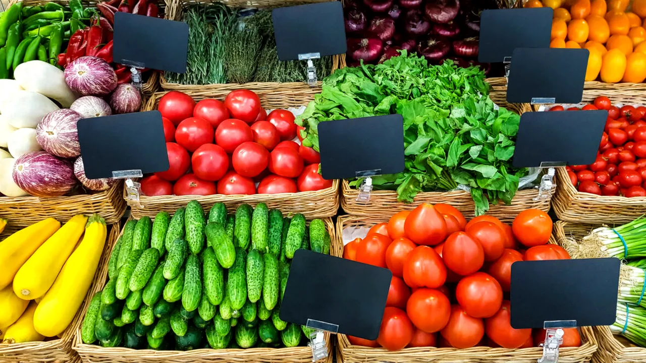 Țara noastră are un potențial agricol uriaș, dar românii mănâncă cele mai puține fructe și legume din UE. În schimb, fac coadă la măcelării