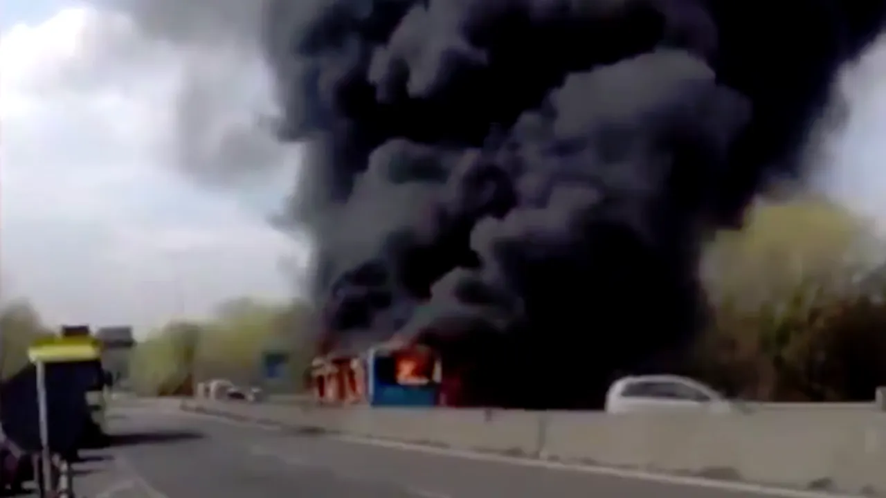 VIDEO Gest extrem în Italia. Un imigrant a incendiat un autobuz școlar în semn de protest
