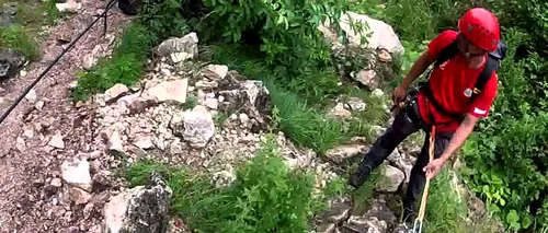 Cinci salvamontiști au recuperat două cupluri blocate în Munții Trascău, după ce au părăsit traseul ca să-și caute cățelul zdrobit de stânci