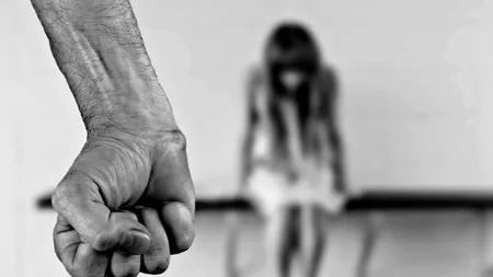 O femeie agresată de soțul violent, obligată de judecători să stea în casă cu agresorul. Bărbatul are interzis se apropie la mai puțin de 5 metri de ea