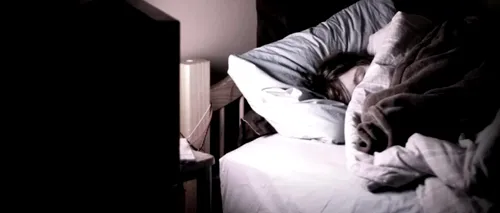 „Dacă adormi cu televizorul deschis, poți MURI!” Descoperire bizară a oamenilor de știință
