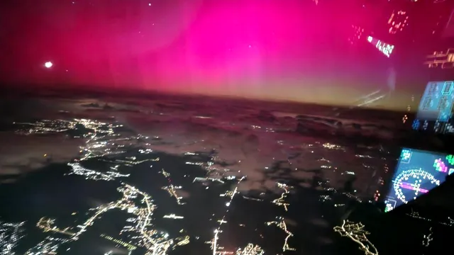 <span style='background-color: #dd9933; color: #fff; ' class='highlight text-uppercase'>ACTUALITATE</span> Imagini spectaculoase cu aurora boreală văzută din cabina unui avion aflat la 5.000 de metri înălțime