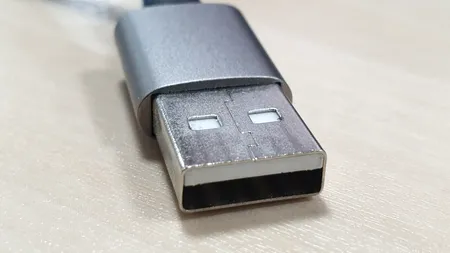 Cum faci diferența între un cablu USB de încărcare și unul care permite și transferul de date