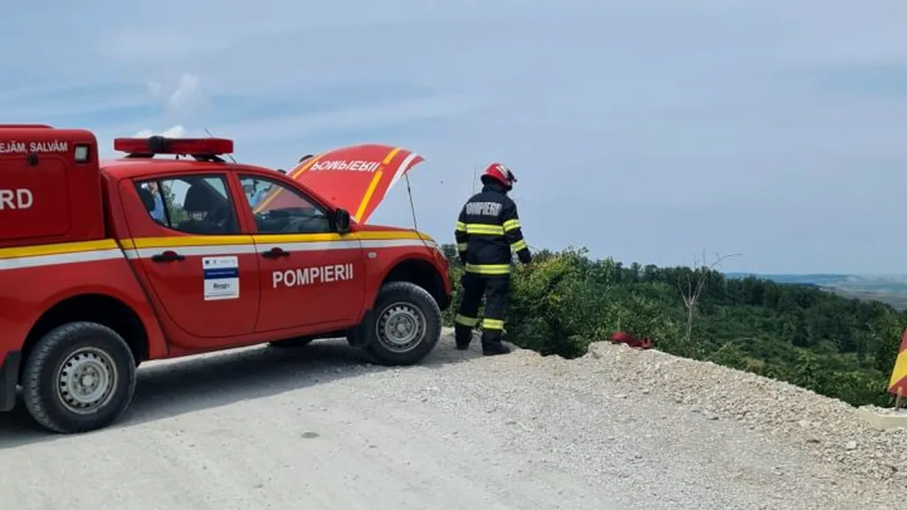 Un motociclist a căzut într-o râpă de 10 metri, în județul Alba. Care este starea bărbatului (FOTO)