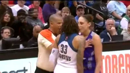 Scenă neașteptată la un meci de baschet. Reacția unui arbitru