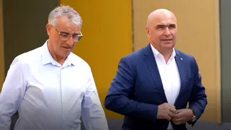 Propriii subalterni îl acuză pe Bolojan de contracte cu dedicație pentru Beniamin Rus, controversatul om de afaceri din Oradea. Cei doi s-au întâlnit la o nouă inaugurare pe 17 august. Sindicatul i-a adresat 6 întrebări lui Bolojan