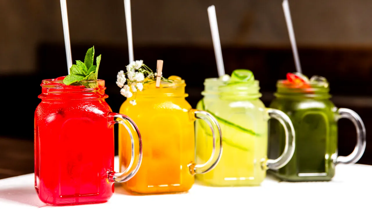 Cele două băuturi pe care trebuie să le eviți vara, când este caniculă. De ce sunt dăunătoare organismului