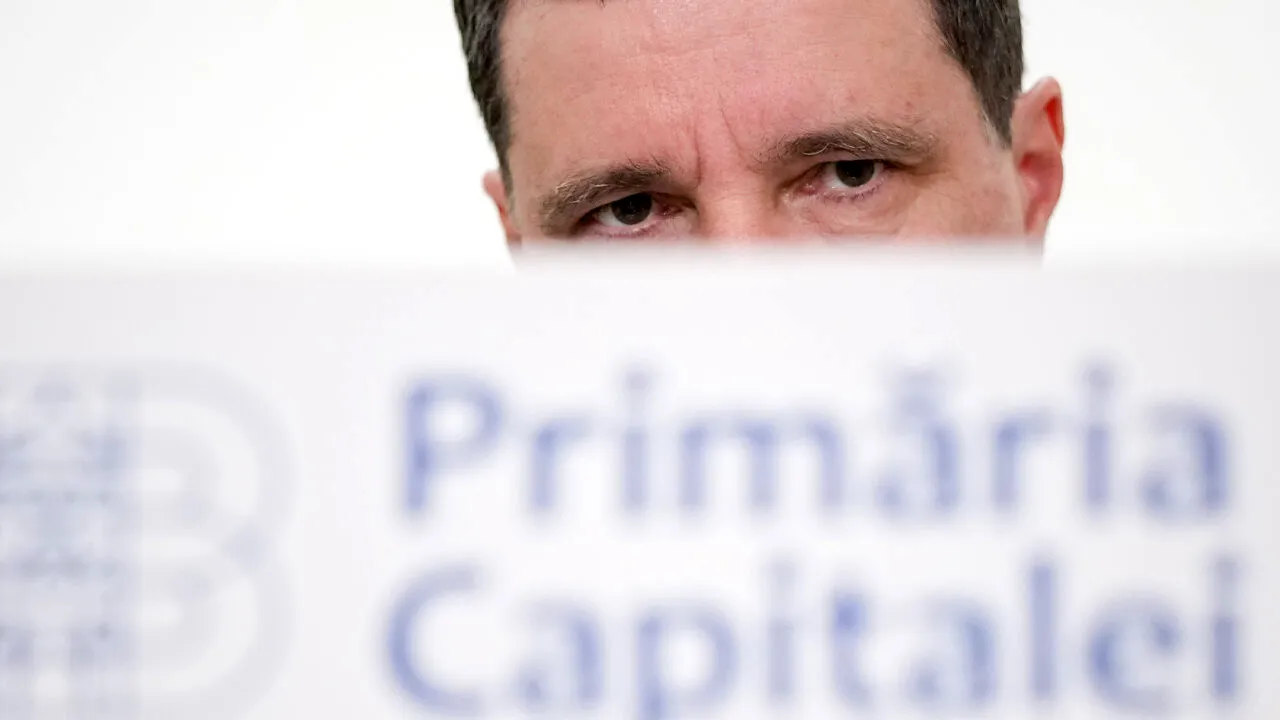 Mai multe multinaționale, printre care și Decathlon, acuzate că-l susțin pe Nicușor Dan cu mesaje subliminale: „Un weekeND frumos” / Reacția AUR