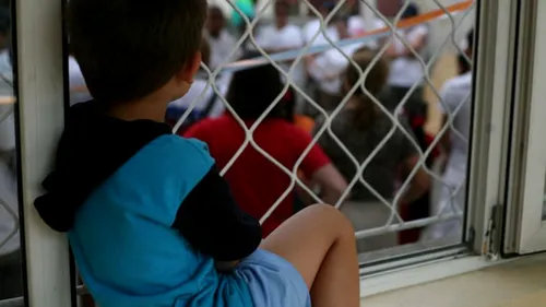 Abuzarea și neglijarea copiilor, în continuare probleme grave în România - Raport SUA