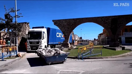 Șoferul unui TIR cu numere de Galați a făcut PRAF un monument istoric din Spania, vechi de câteva sute de ani
