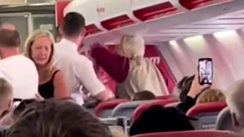 VIDEO | O femeie în vârstă a devenit agresivă la bordul unui avion, din cauza unei băuturi alcoolice. Pasagera a lovit un steward, iar piloții au efectuat o aterizare de urgență