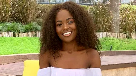 Fotomodel în bikini, ridiculizat după ce s-a fotografiat alături de o masă îmbelșugată. Retailerul din spatele tinerei a crezut că va da lovitura, dar s-a ales doar cu ironii. „Frumoasă lenjerie intimă, dar... ce naiba mănâncă?