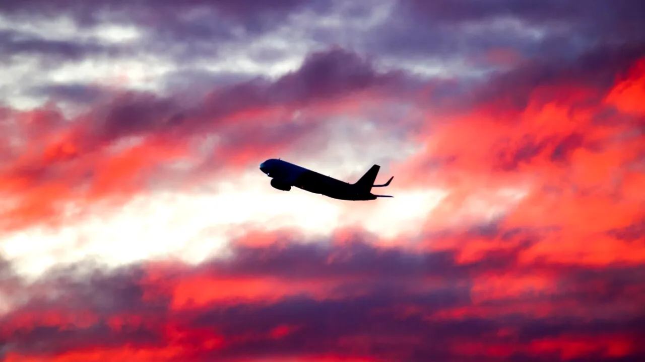 Comisia Europeană verifică zeci de companii AERIENE suspectate de practici înșelătoare privind protecția mediului