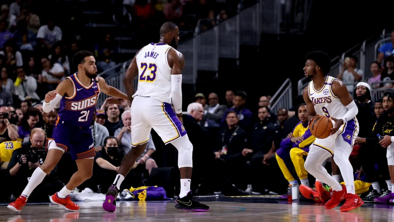 LeBron James și fiul său au scris istorie pe parchetul din NBA. Au jucat împreună BASCHET într-un meci de pregătire