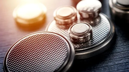 Un bebeluş a stat timp de 4 luni cu o baterie rotundă în gât. Fetiţa a fost supusă unei operaţii de două ore