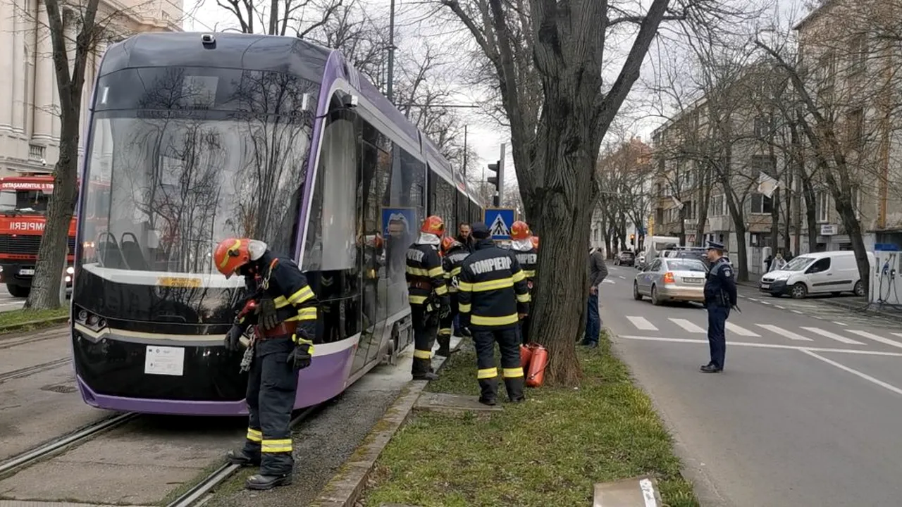 FOTO | Unul dintre noile tramvaie turcești aduse la TIMIȘOARA a luat foc în mers! Călătorii s-au autoevacuat