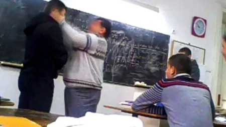 Profesor de geografie acuzat că a plesnit un elev, după ce băiatul a lovit un câine. Tatăl copilului: „L-a bătut până a făcut pe el