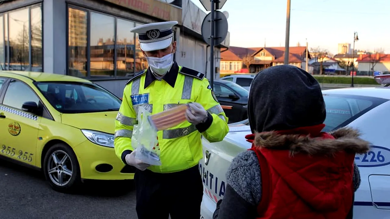 GEST EMOȚIONANT al unui polițist din Iași care a oprit o femeie fără declarație, mască și mănuși: Nu prea înțelegea ce se întâmpla și tremura de spaimă