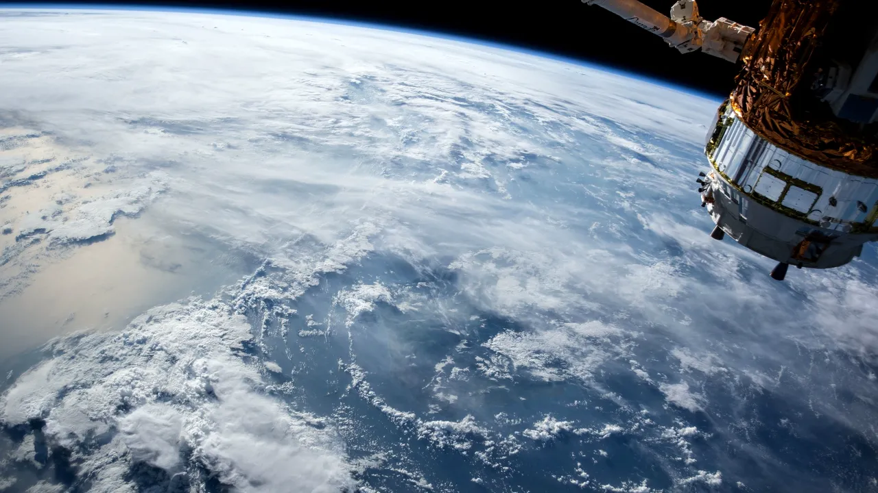Adepții teoriei Pământului Plat, reuniți la Cluj, acuză NASA că imaginile cu planeta făcute din spațiu sunt trucate