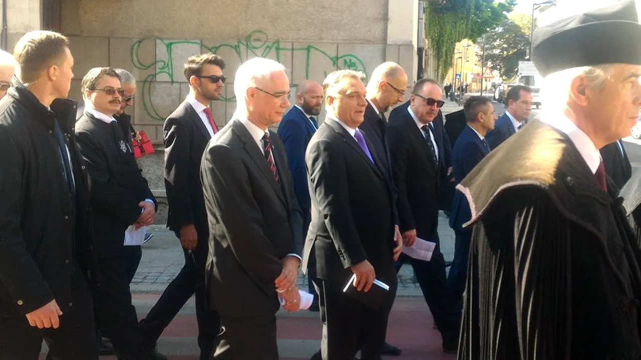 Viktor Orban, alături de Kelemen Hunor într-o procesiune prin centrul Clujului. Peste 1.000 de oameni li s-au alăturat. FOTO