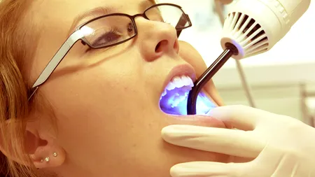 Încă un MEDIC IMPOSTOR. Percheziții la locuința unui FALS DENTIST