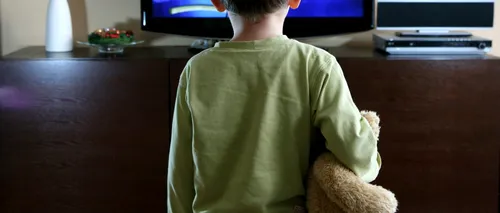 Cât de periculos este televizorul pentru copiii mici. Studiul care arată gravitatea situației în România