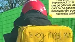 „Te rog încet! Mama..” Mesajul viral scris pe ghiozdan de un livrator Glovo din Nepal
