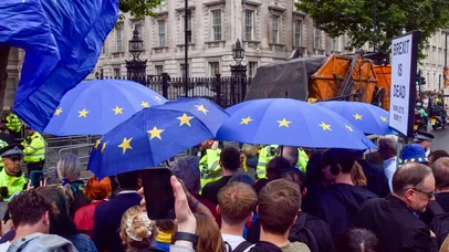 <span style='background-color: #0e15d6; color: #fff; ' class='highlight text-uppercase'>ANALIZĂ</span> Financial Times: TENSIUNI între UE și Marea Britanie /Băncile europene denunță decizia ”protecționistă” de plafonare a comisioanelor pe tranzacții