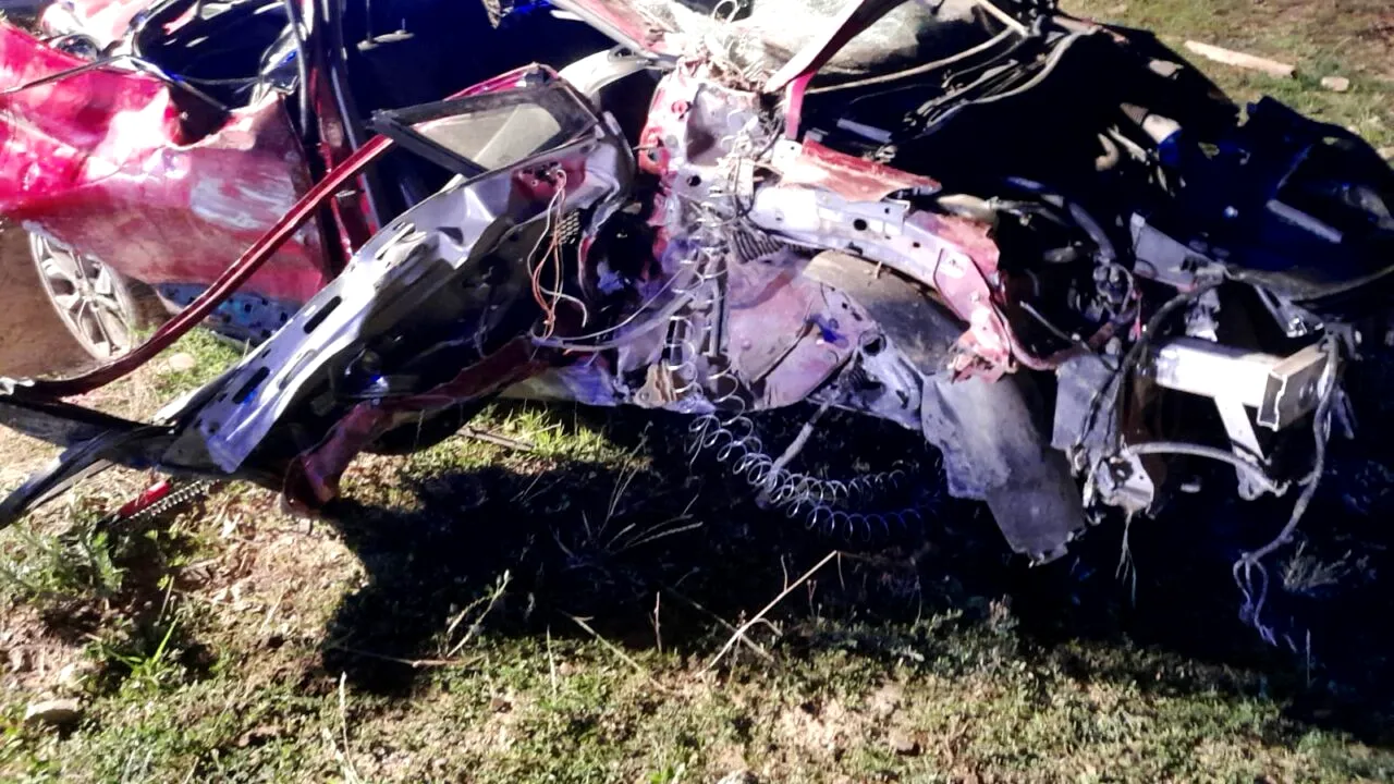 Cinci adolescenți au scăpat cu viață de AICI. Imagini teribile cu o mașină făcută praf după ce s-a răsturnat, la Arad