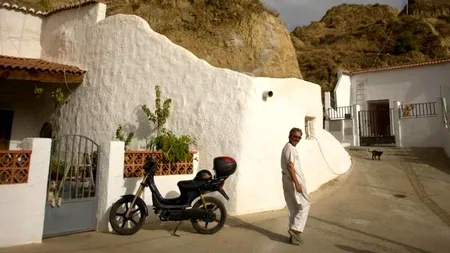 Cum arată și unde se află orașul în care jumătate dintre locuitori trăiesc în peșteri