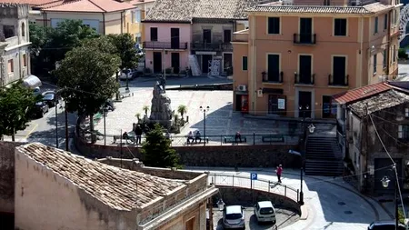 Primirea refugiaților, soluția salvatoare pentru un mic oraș italian. 