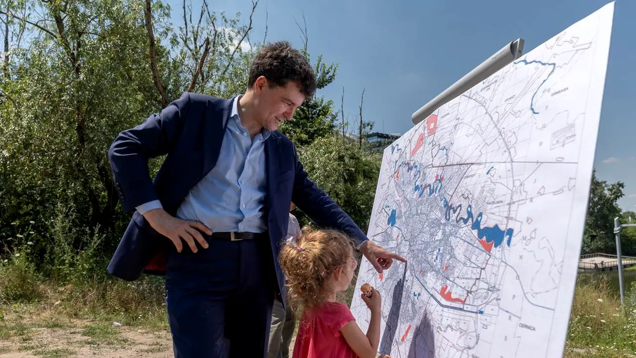 SUSȚINERE. Nicușor Dan, alături de familie la o conferință de presă: „Fetiţa mea m-a întrebat unde merg și a fost curioasă să vadă”