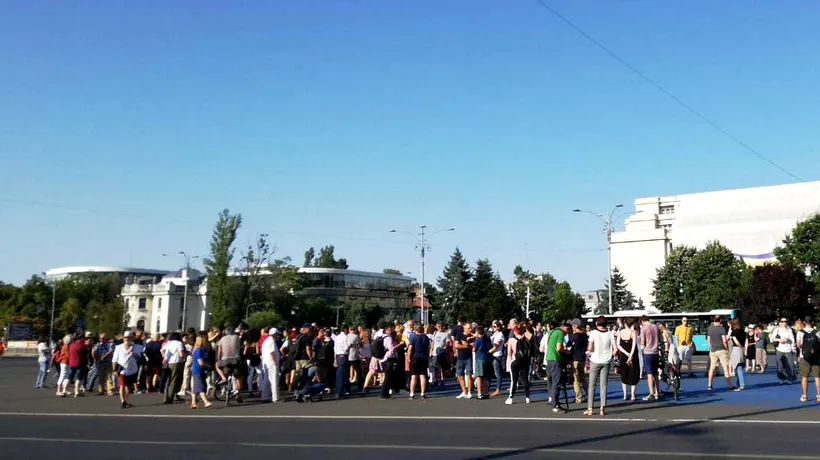 Protestul artei | Artiștii s-au adunat în Piața Victoriei / Ion Caramitru: I-am cerut o audiență premierului - FOTO, VIDEO