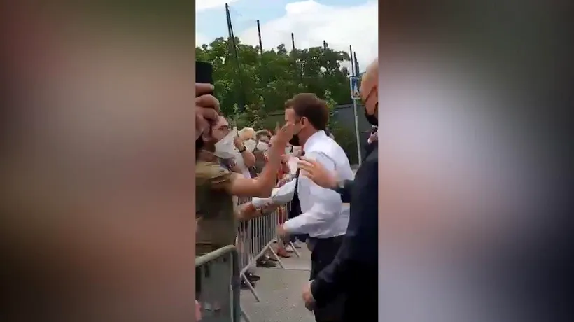 Emmanuel Macron, luat la palme într-un turneu în Franța. VIDEO cu momentul uluitor
