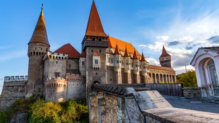 Castelul Corvinilor intră în reparații, dar vizitatorii pot veni să se „fotografieze” cu Ioan de Hunedoara printr-un cod QR