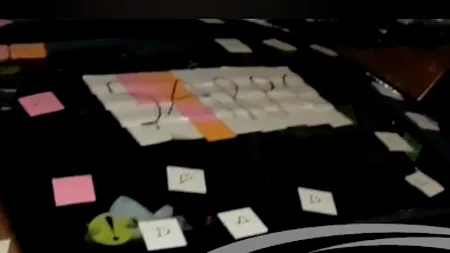 Motivul pentru care un tânăr din Buzău a lipit zeci de bilețele pe mașina fostei iubite - VIDEO