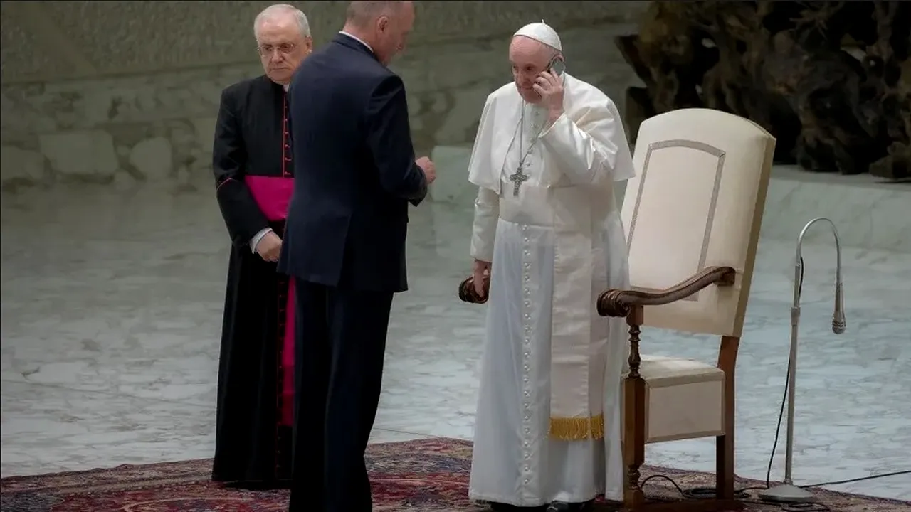 Papa Francisc a întrerupt audiența generală de la Vatican ca să vorbească la telefon. Al cui nume a apărut pe ecranul aparatului
