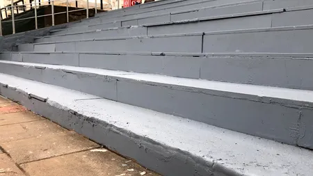 Pregătiri controversate în așteptarea lui Iohannis, la Ploiești: Treptele de marmură din fața Casei de Cultură au fost vopsite - FOTO